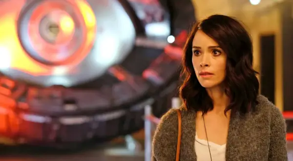 Abigail Spencer, in un momento di sorpresa, in una scena di film e programmi TV.