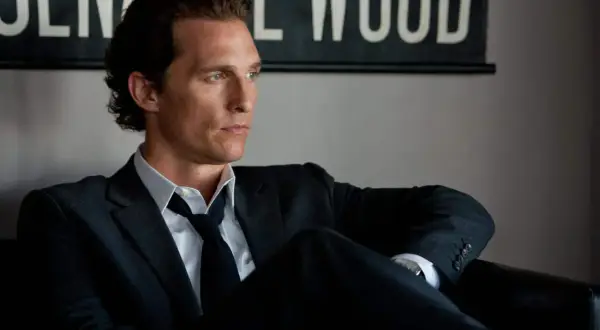 Matthew McConaughey in un completo scuro, pronto per la grande truffa.