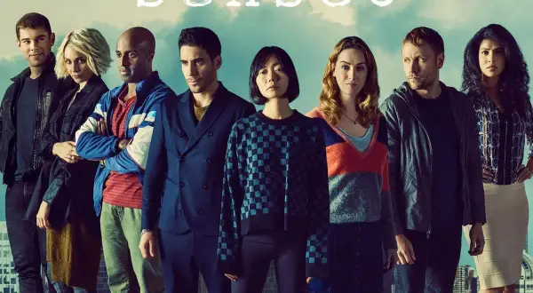 Il cast di Sense8, otto persone diverse ma connesse, posano insieme sotto un cielo nuvoloso.