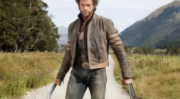 Hugh Jackman nei panni di Wolverine, con artigli estesi, in una scena di "X-Men Le Origini - Wolverine".