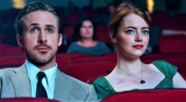 Il cast di La La Land, Ryan Gosling ed Emma Stone, seduti in un cinema, sognano il loro futuro.