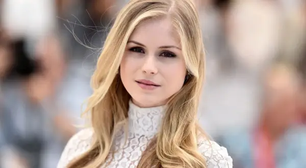 Erin Moriarty, con un abito di pizzo bianco, appare serena, nonostante le voci sulla sua erin moriarty malattia.