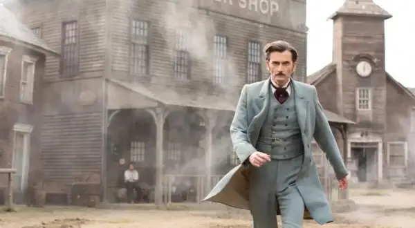 Phileas Fogg, protagonista de "il giro del mondo in 80 giorni serie tv", cammina in un villaggio polveroso.