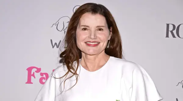 Geena Davis sorride, ricordando i suoi film.