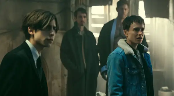 I fratelli Hargreeves si preparano per una nuova avventura in The Umbrella Academy 4, con sguardi preoccupati e determinati.