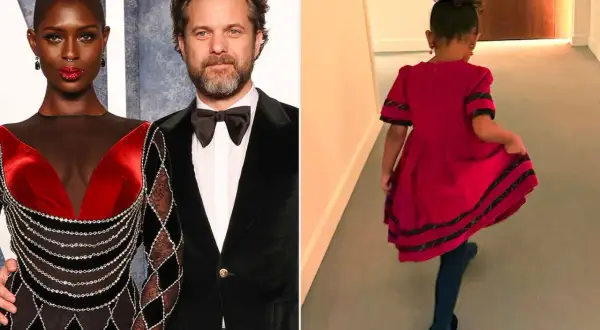 Joshua Jackson e la sua compagna, con la loro figlia che corre felice in un vestito rosso.
