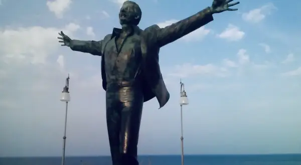 Statua di Domenico Modugno, simbolo della sua nascita artistica e della sua celebre canzone.