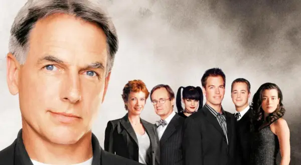Mark Harmon in primo piano, circondato dal cast di film e programmi TV di NCIS.