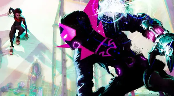 Miles Morales salta in azione, anticipando l'uscita di Spider-Man: Beyond the Spider-Verse. Un nemico robotico con dettagli rosa neon si avvicina.