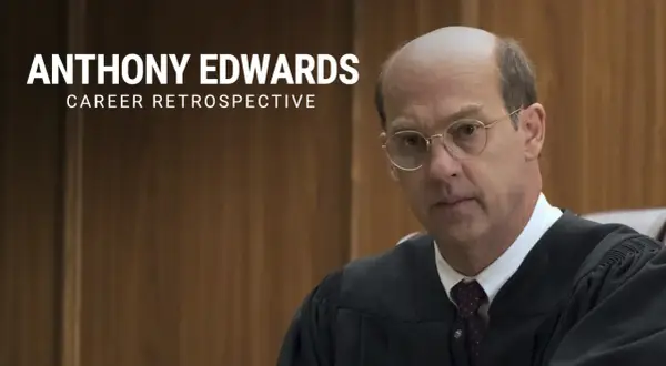 Anthony Edwards (attore) in veste di giudice, con testo "Career Retrospective".