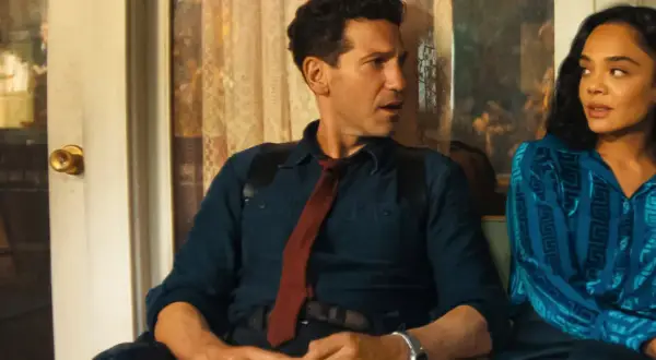 Un uomo e una donna seduti vicini, lui con camicia blu e cravatta rossa, lei con camicetta blu decorata. Sembrano discutere, forse ognuno cerca di capire la sua verità.