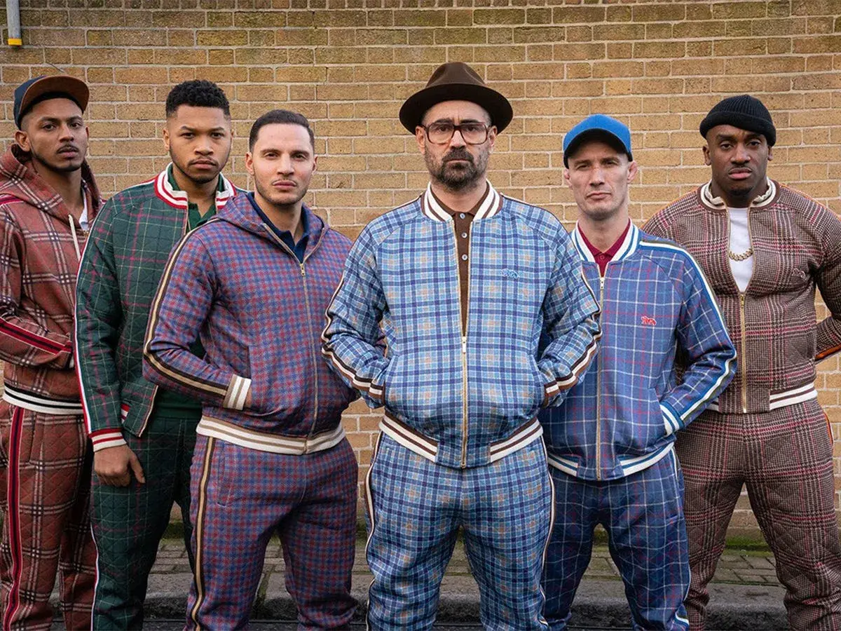 Il cast di The Gentlemen posa con completi a quadri coordinati, pronti per un'avventura.