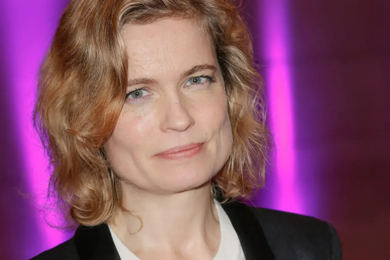 Sarah Biasini, attrice, con un sorriso accennato. Si parla del suo marito.