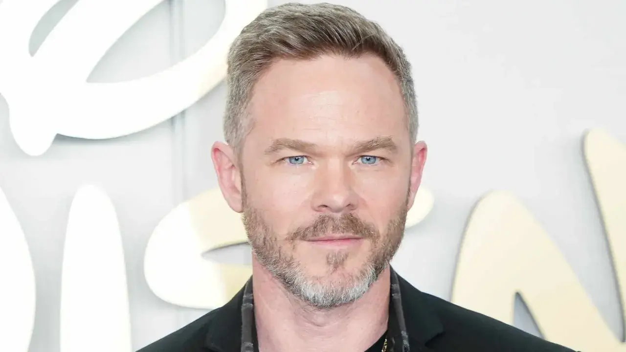 Shawn Ashmore, noto per i suoi ruoli in film e programmi TV, con occhi azzurri penetranti e barba grigia.