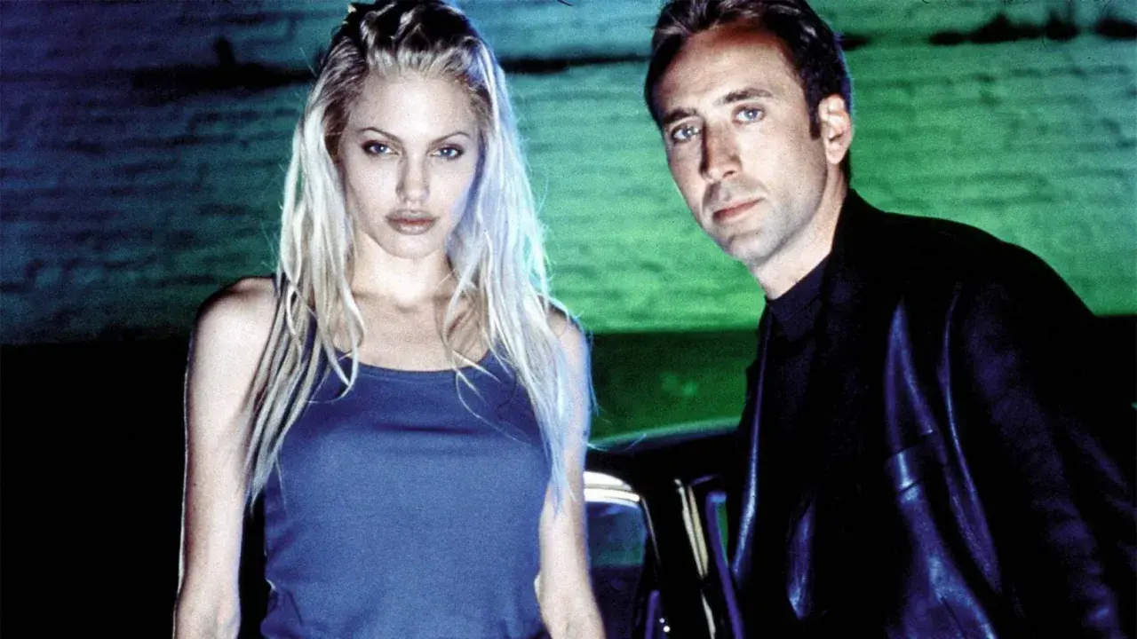 Angelina Jolie e Nicolas Cage, protagonisti di "Fuori in 60 secondi", con uno sguardo intenso e un'atmosfera carica di tensione.