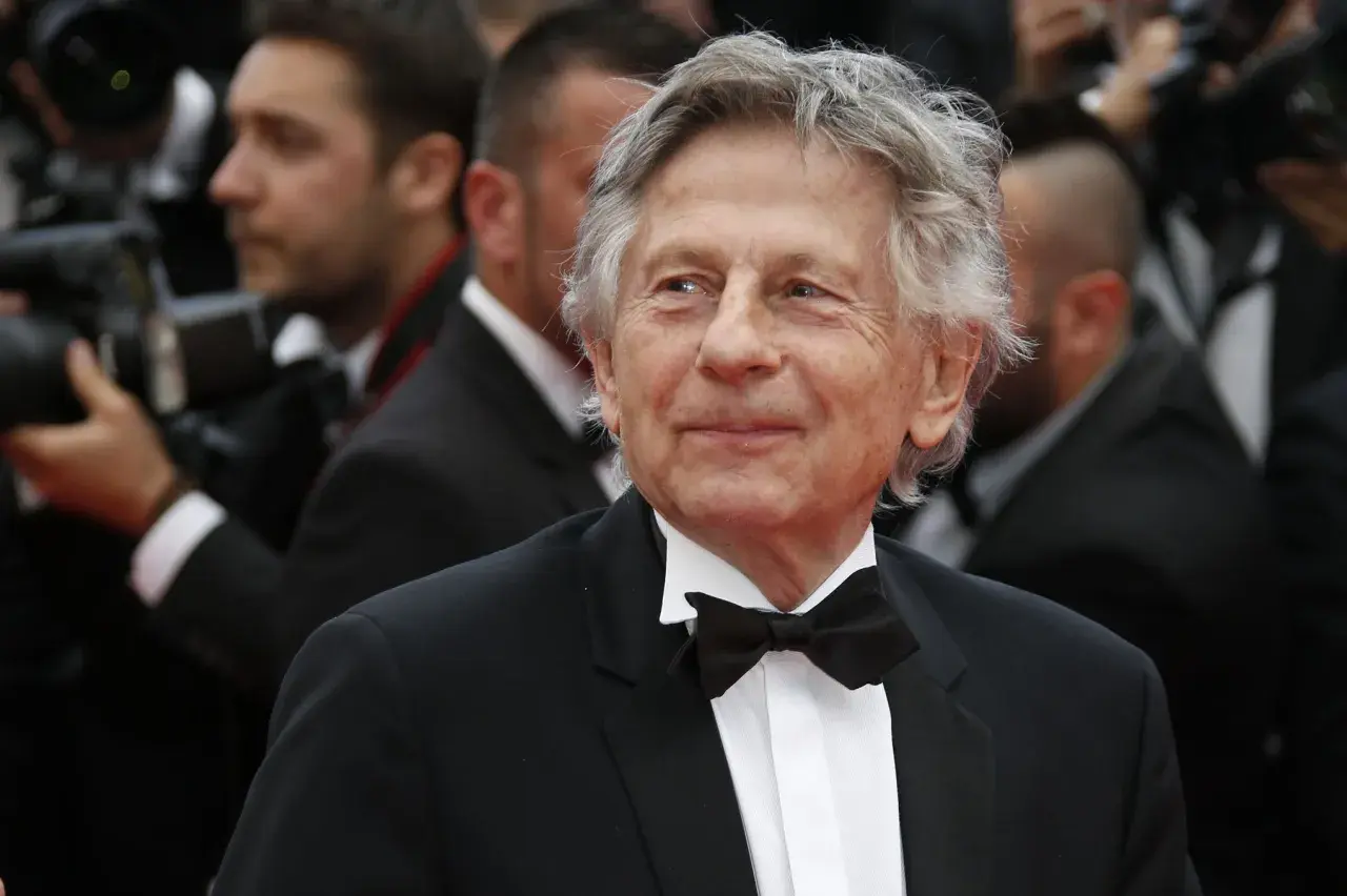Roman Polański, con un sorriso enigmatico, si presenta sul red carpet, pronto a presentare il suo prossimo film.