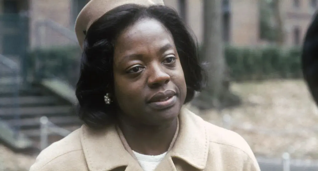 Viola Davis, con un cappello e un cappotto beige, in una scena di film e programmi TV.