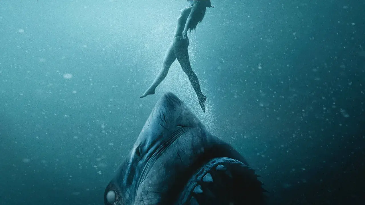 Una donna nuota sopra un enorme squalo, in un'immagine che evoca il terrore di "47 metri - Uncaged".