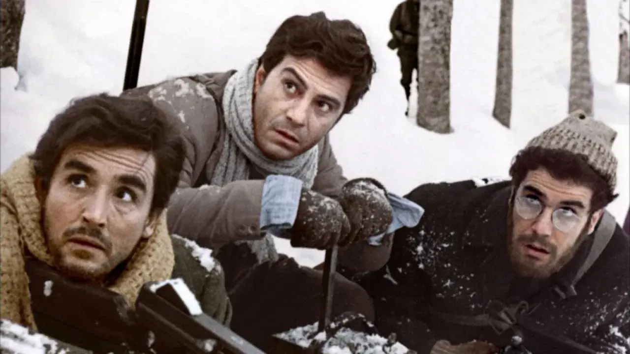Tre uomini in un paesaggio innevato, con espressioni preoccupate. Ricorda un po' quando c'eravamo tanto amati, ma ora la situazione è tesa.