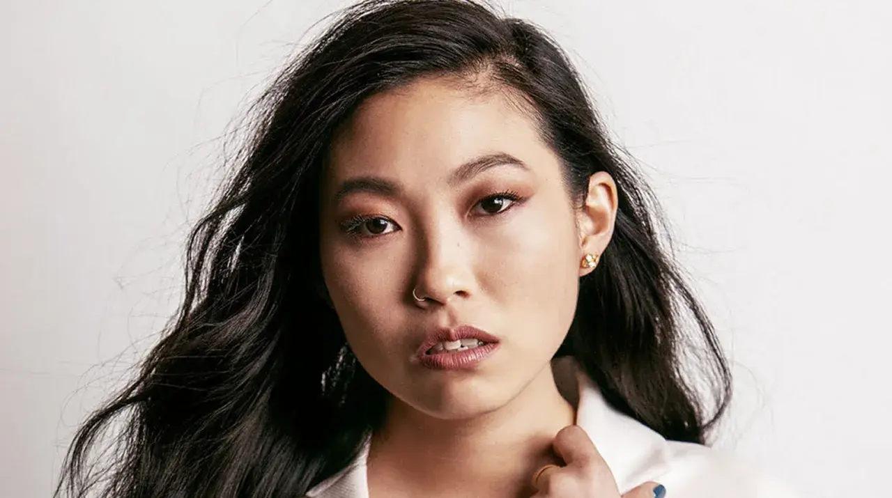 Primo piano di Awkwafina, attrice nota per i suoi film e programmi TV.