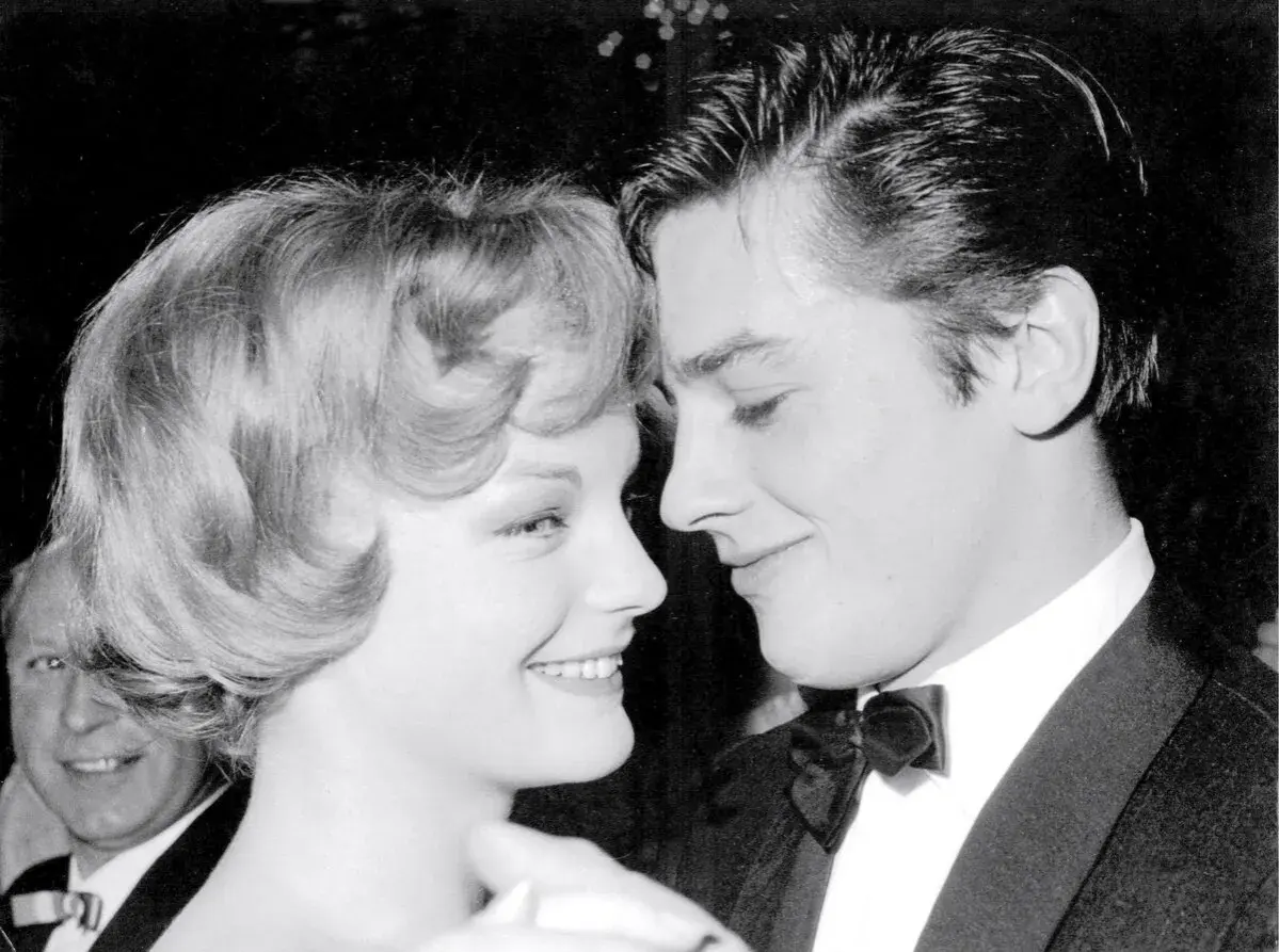 Alain Delon e Romy Schneider, un amore immortalato. Forse lui le sta per consegnare una lettera d'amore.