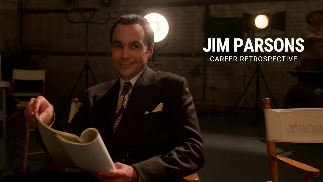 Jim Parsons, in un abito elegante, sfoglia un copione. Un omaggio ai suoi film e programmi TV.