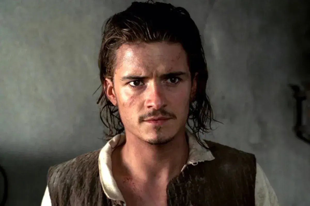 Will Turner, parte del cast di La maledizione della prima luna, con capelli scuri e un'espressione intensa.
