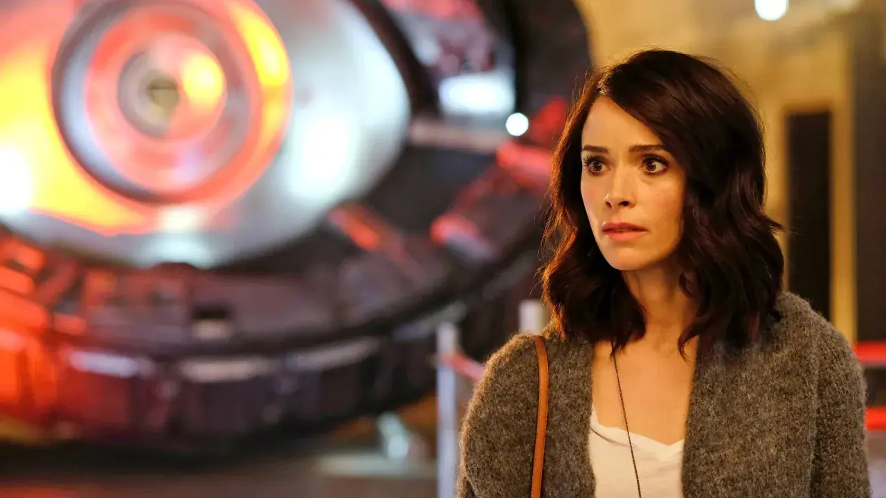 Abigail Spencer, in un momento di sorpresa, in una scena di film e programmi TV.