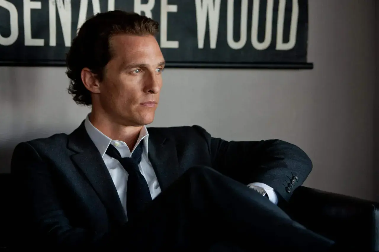 Matthew McConaughey in un completo scuro, pronto per la grande truffa.