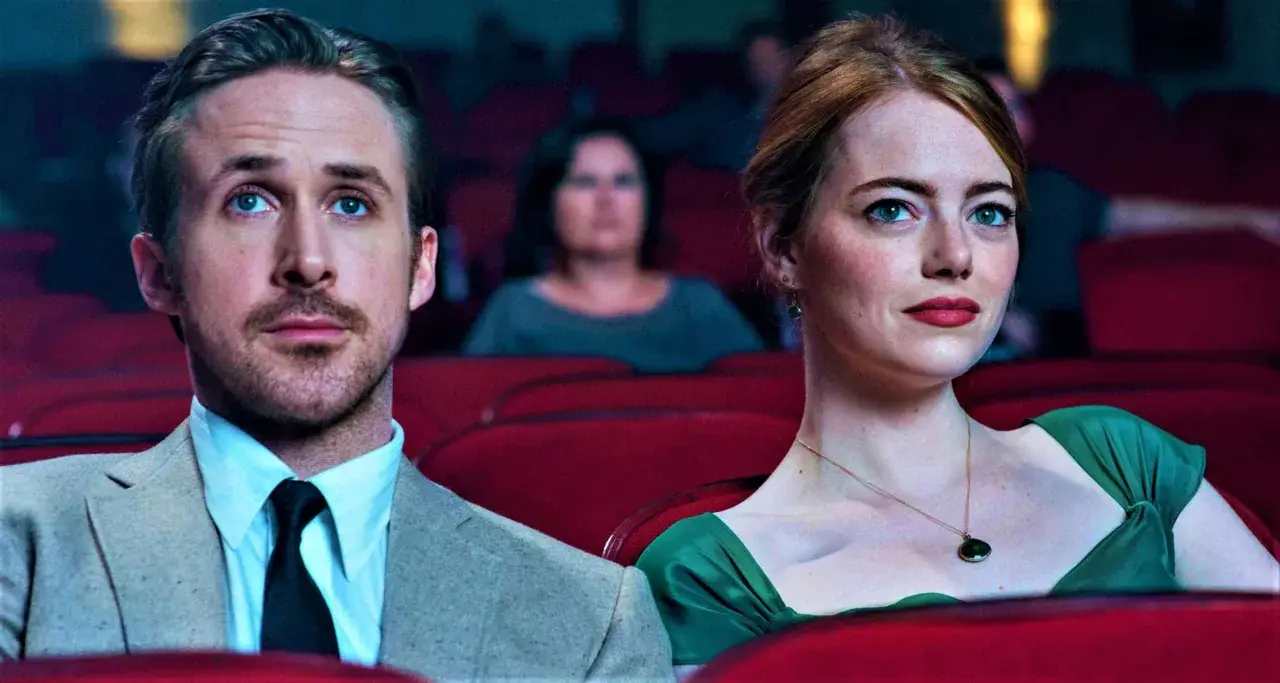 Il cast di La La Land, Ryan Gosling ed Emma Stone, seduti in un cinema, sognano il loro futuro.