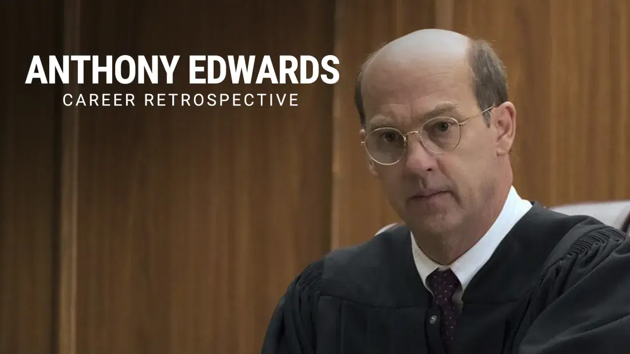 Anthony Edwards (attore) in veste di giudice, con testo "Career Retrospective".