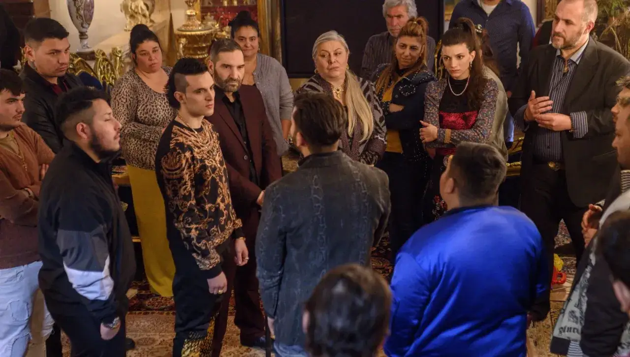 Il cast di Suburra - La serie riunito in un ambiente sfarzoso, con volti noti e nuovi pronti per nuove trame.