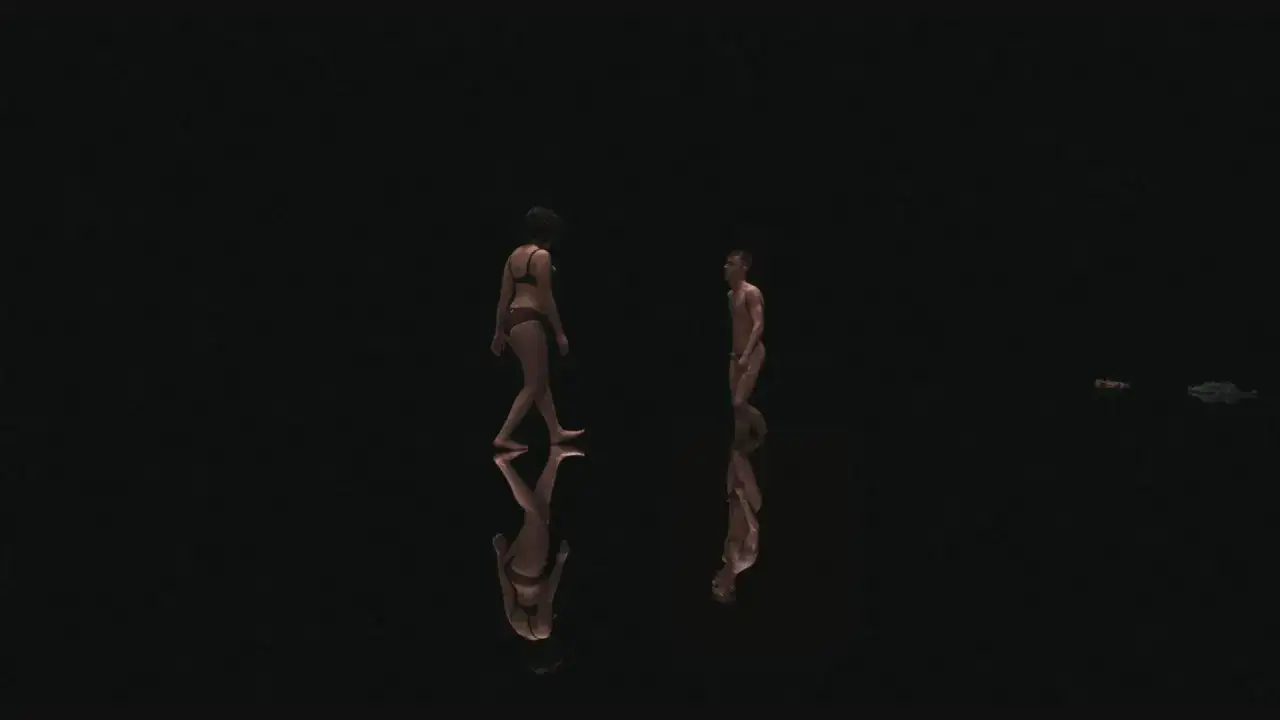 Due figure nude, una donna e un uomo, si fronteggiano su una superficie riflettente. Sotto la pelle, le loro forme emergono nell'oscurit&agrave;.