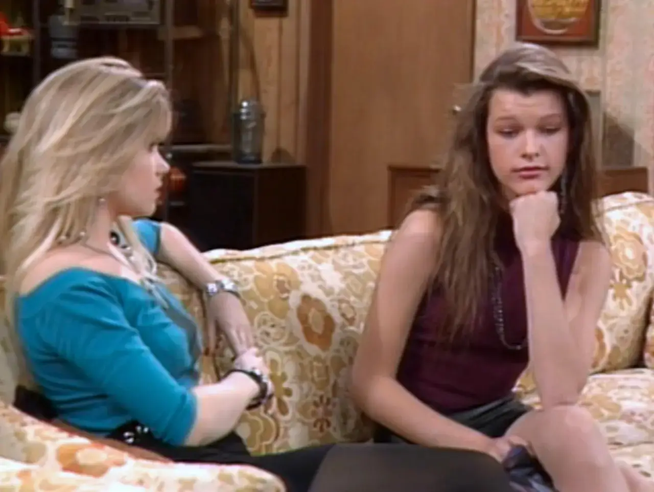 Christina Applegate in un momento di riflessione, un'icona dei film e programmi TV.