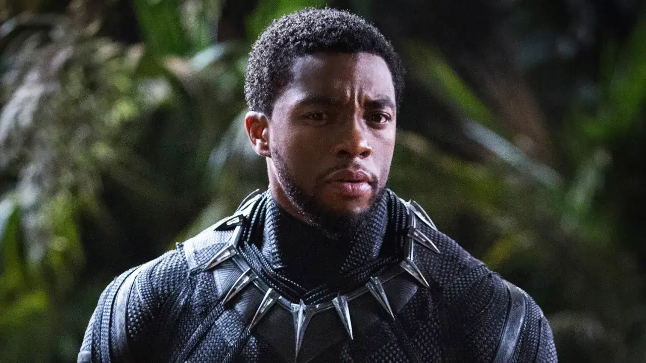 Chadwick Boseman, l'attore che ha dato vita a Black Panther, con il suo iconico costume.