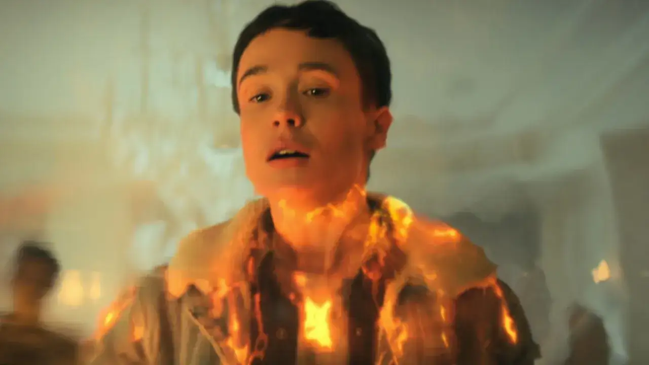 Un personaggio di The Umbrella Academy 4, con un'aura di fuoco che lo circonda, sembra pronto a scatenare i suoi poteri.