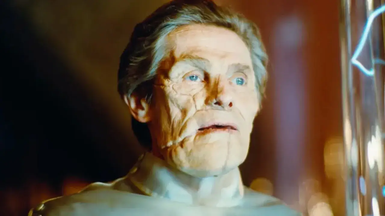 Primo piano di Willem Dafoe in un film, con volto segnato e sguardo intenso.