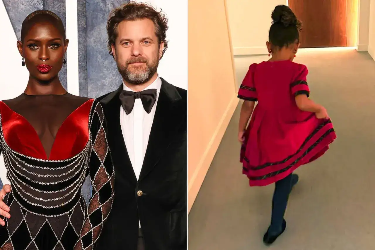 Joshua Jackson e la sua famiglia: la compagna Jodie Turner-Smith e la loro figlia in un vestito rosso che corre felice.