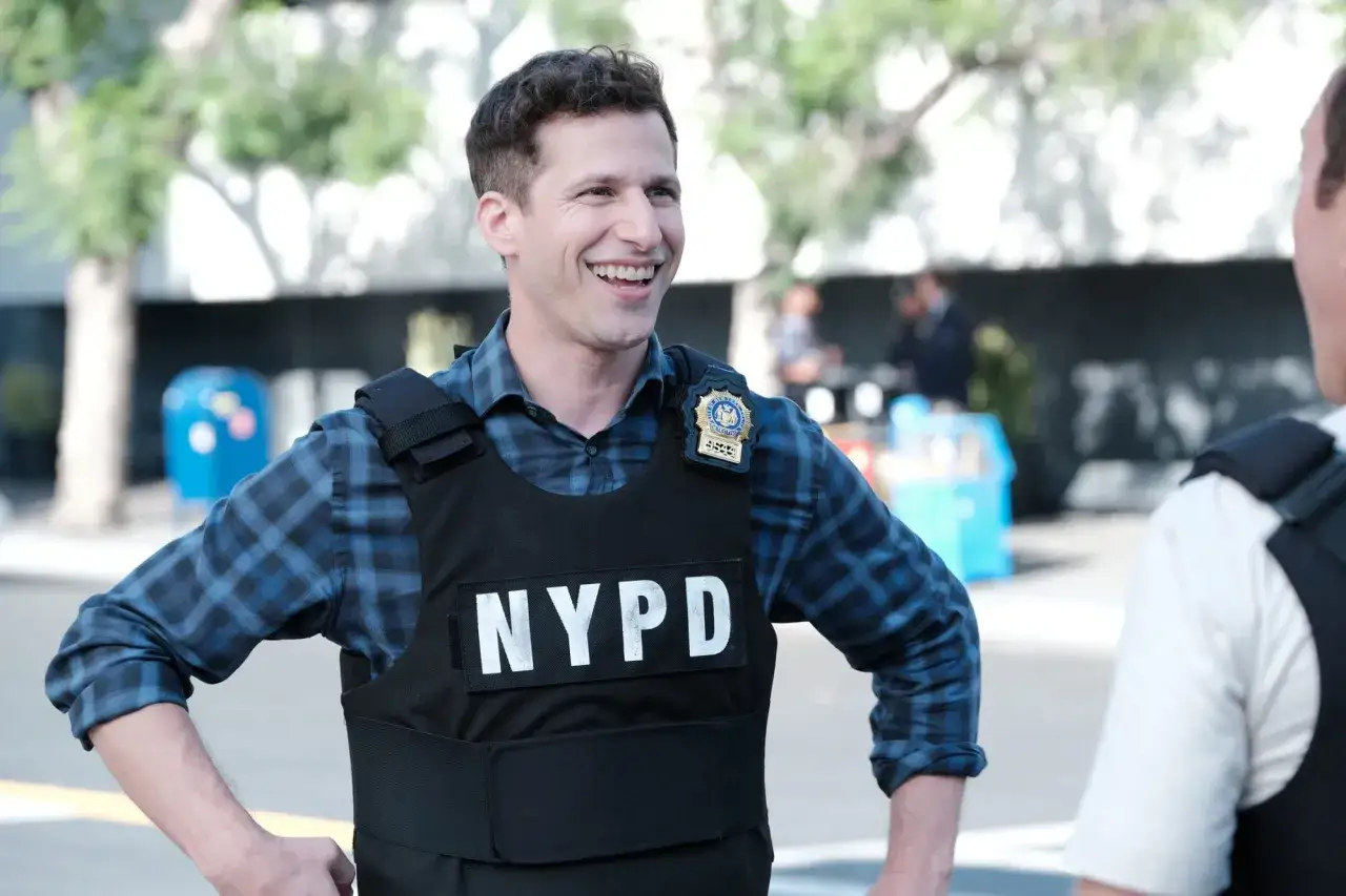 Andy Samberg in un giubbotto NYPD, un'icona dei film e programmi TV.