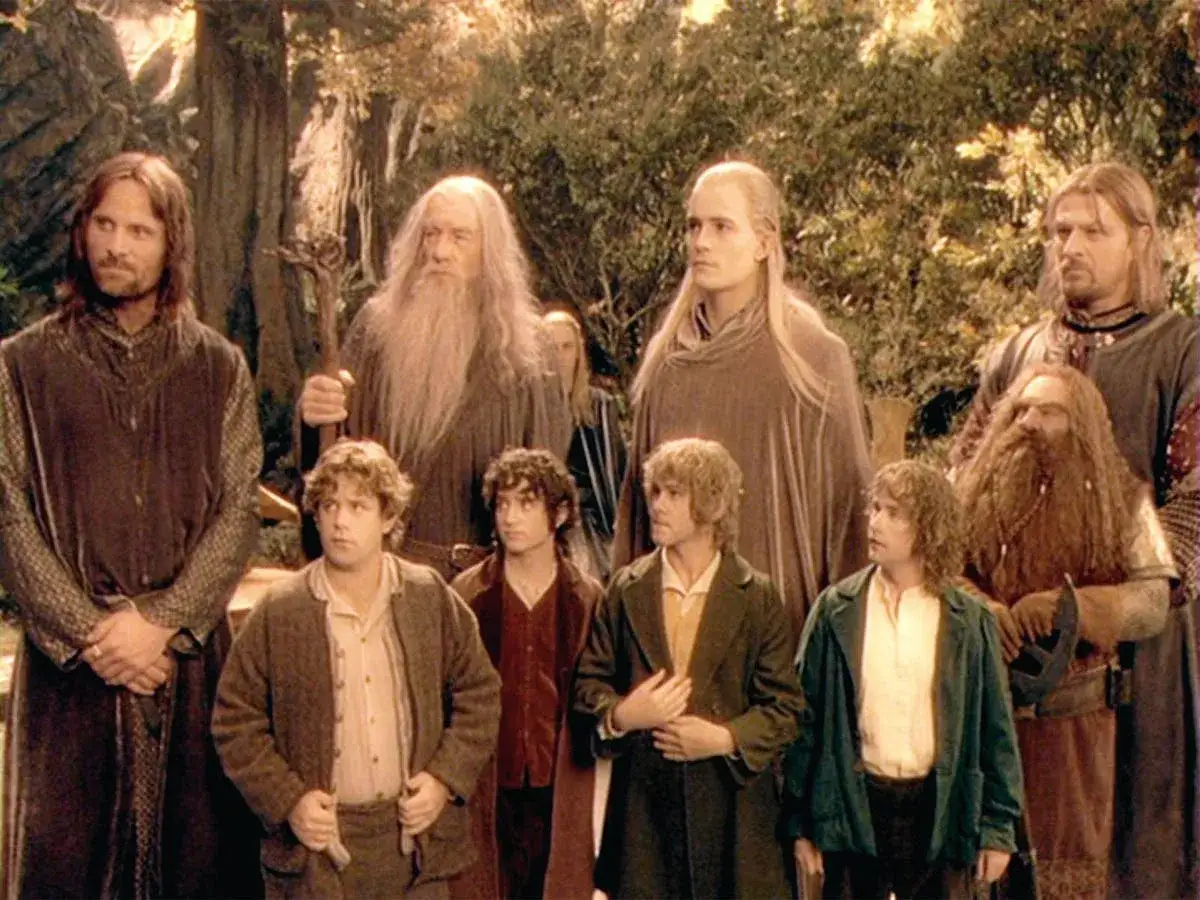 Il cast de Il Signore degli Anelli riunito: Aragorn, Gandalf, Legolas, Gimli, Boromir e gli hobbit Frodo, Sam, Merry e Pipino.