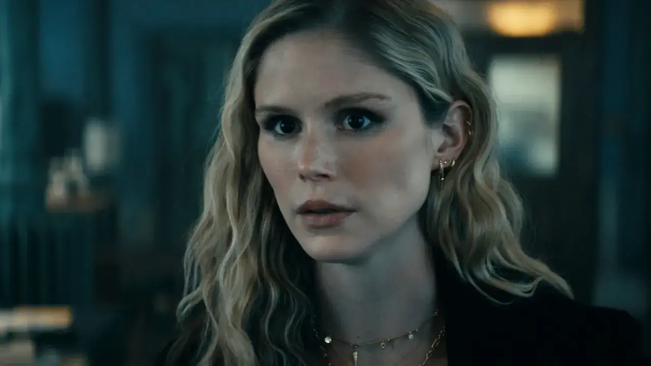 Erin Moriarty, con un'espressione pensierosa, affronta una sfida, forse legata a una malattia. I suoi occhi scuri e i capelli biondi ondulati catturano l'attenzione.