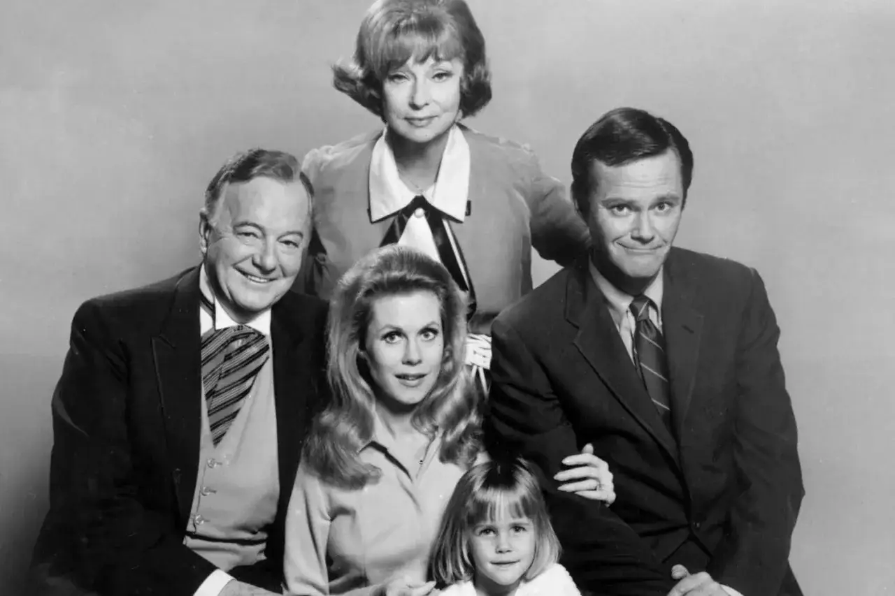 Il cast di Vita da strega posa per una foto di famiglia.