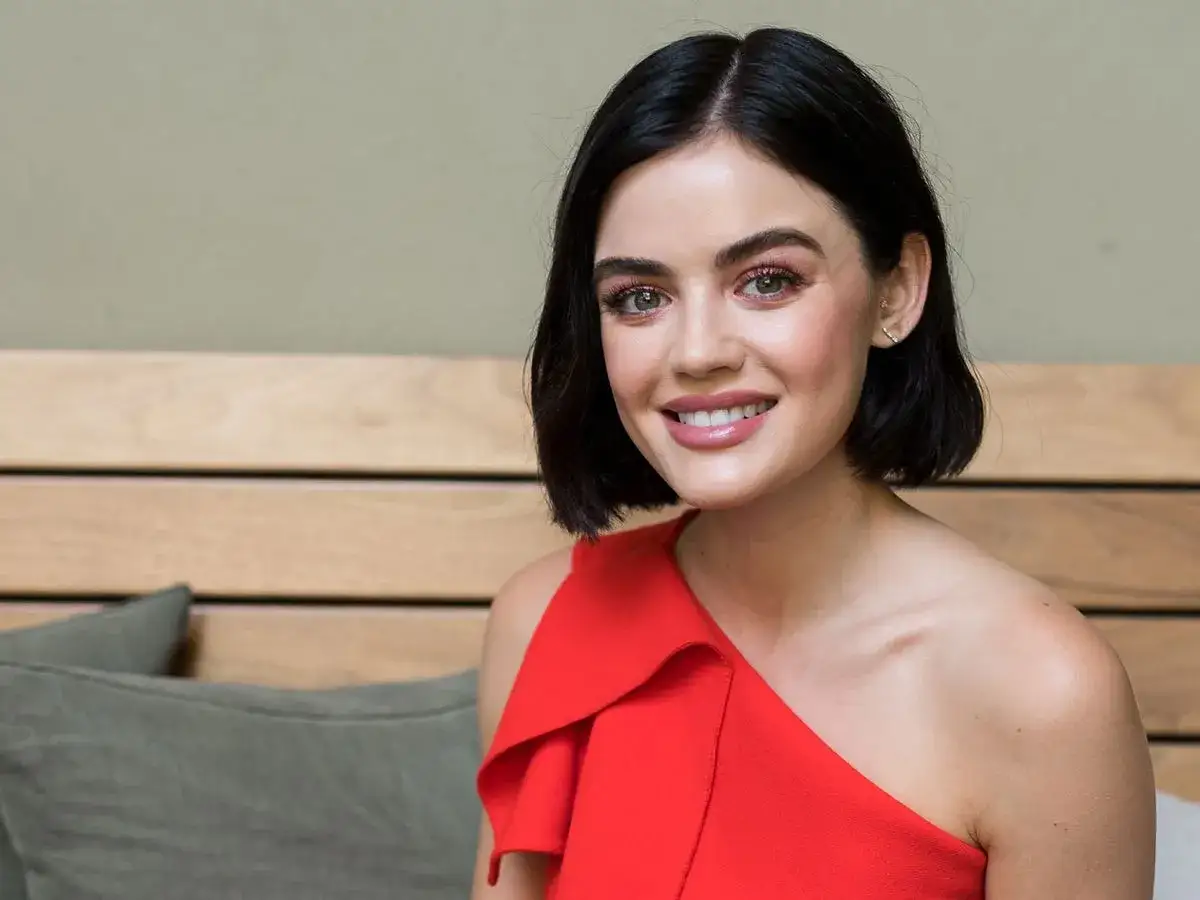 Lucy Hale sorride, pronta per i suoi prossimi film e programmi TV.