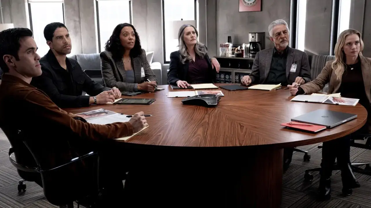 Il team di Criminal Minds Evolution si riunisce attorno a un tavolo per analizzare un caso.