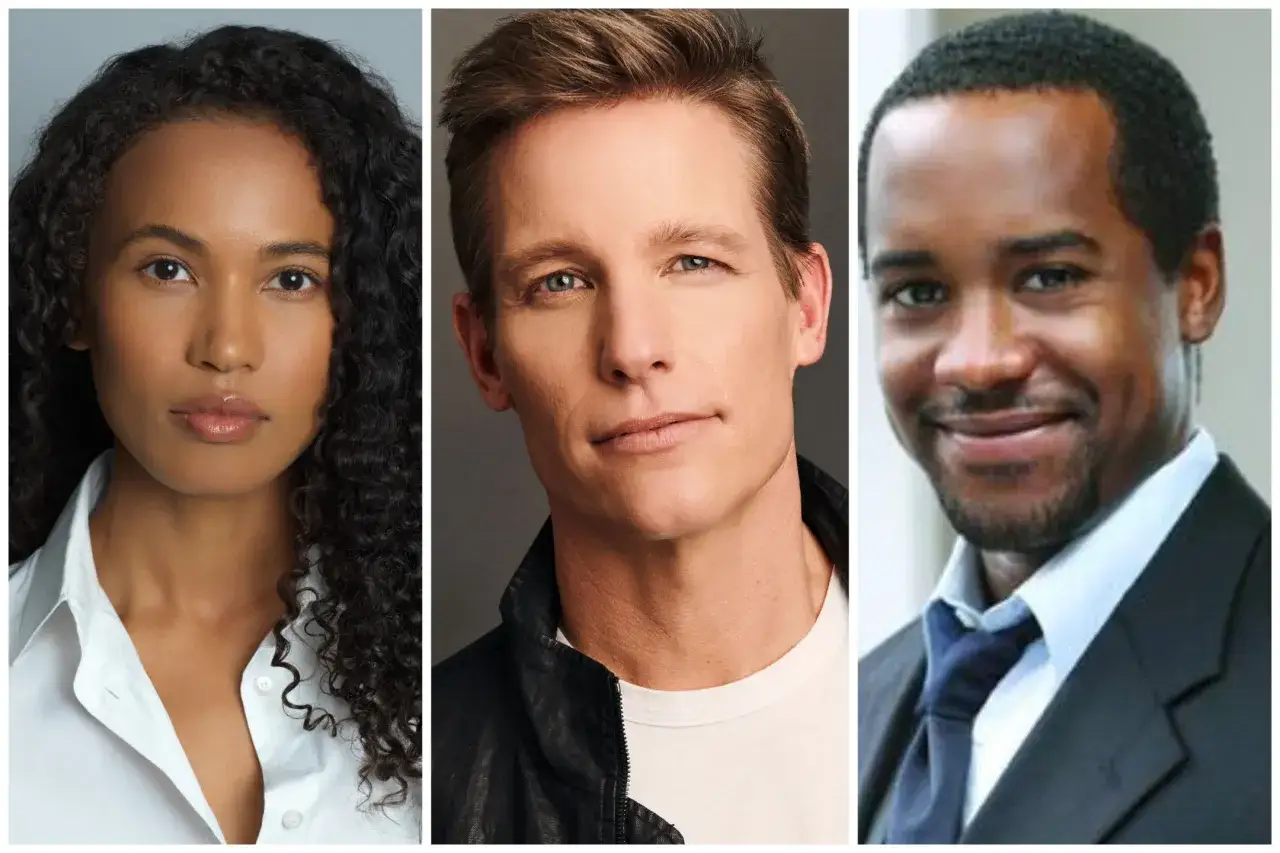 Il cast di The Night Agent: un primo piano di tre attori, una donna con capelli ricci, un uomo con giacca di pelle e un uomo in abito.
