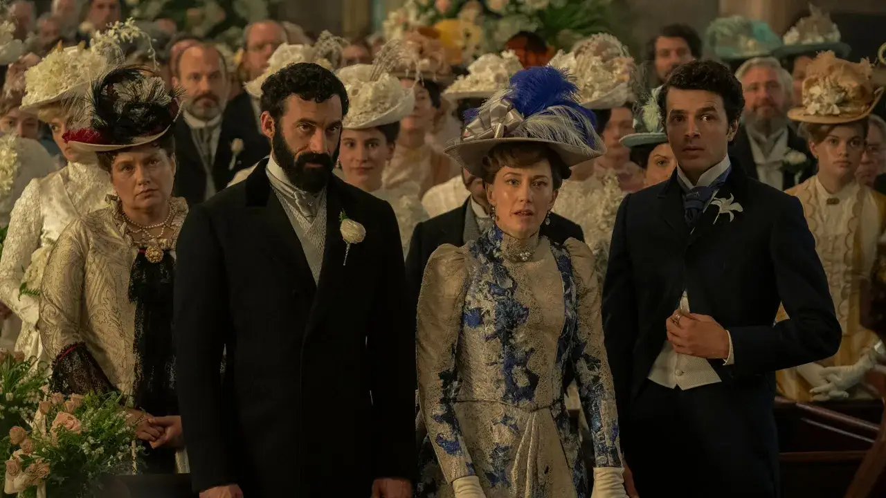 Uomini e donne eleganti, con cappelli elaborati, partecipano a un evento sfarzoso, un'istantanea dell'Età Dorata.