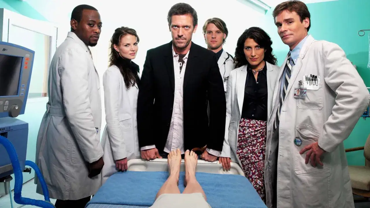 Il cast di Dr. House - Medical Division, con il dottor House al centro, pronto a risolvere un nuovo caso.