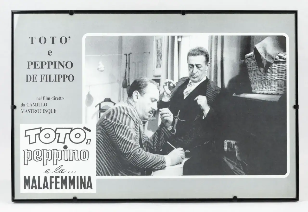 Il cast di Tot&ograve;, Peppino e la... Malafemmina in una scena del film. Tot&ograve; e Peppino De Filippo in primo piano.