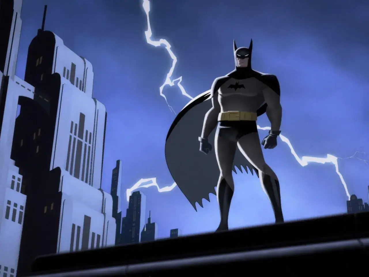 Il Batman, il batman caped crusader, veglia su Gotham City sotto un cielo tempestoso.