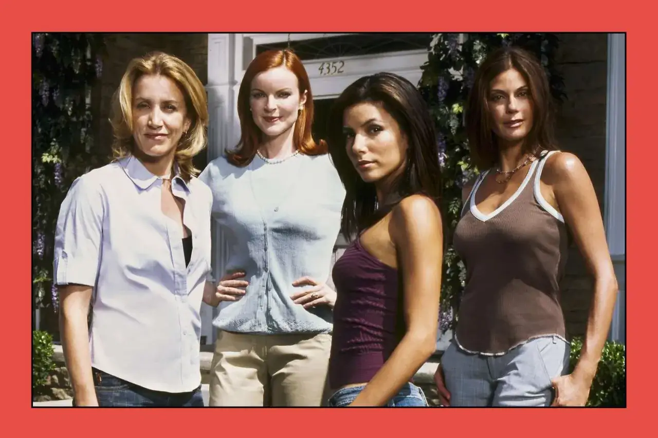 Le quattro protagoniste del cast di Desperate Housewives posano sorridenti davanti a una casa.